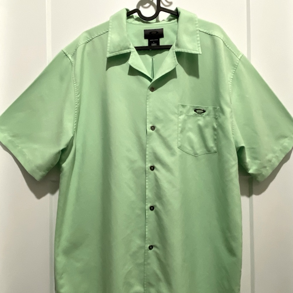 Oakley Men’s green button up